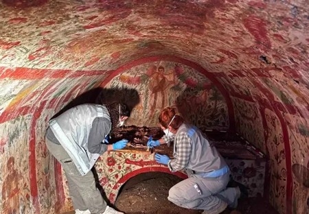 Atklāj senu sienas gleznojumu ar Jēzu