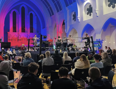 Baznīcā tiek rīkoti cīkstēšanās inscenējumi