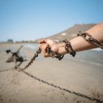 Par metāla ķēdēm un to radītajām ciešanām