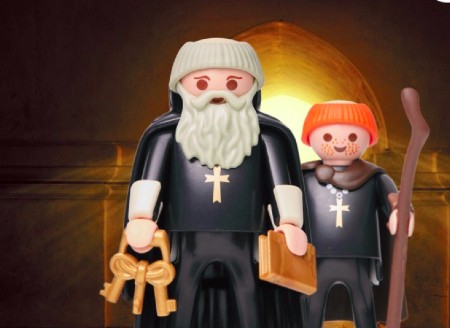 Playmobil spēļu figūriņas attēlo klostera dzīves ainas