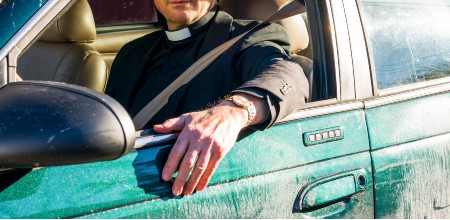 Priesteris reklamē automobiļu pārpircējus