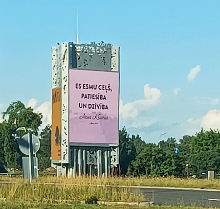 Trīsskaldnis, kas atrodas tirdzniecības centra "Spice" tuvumā